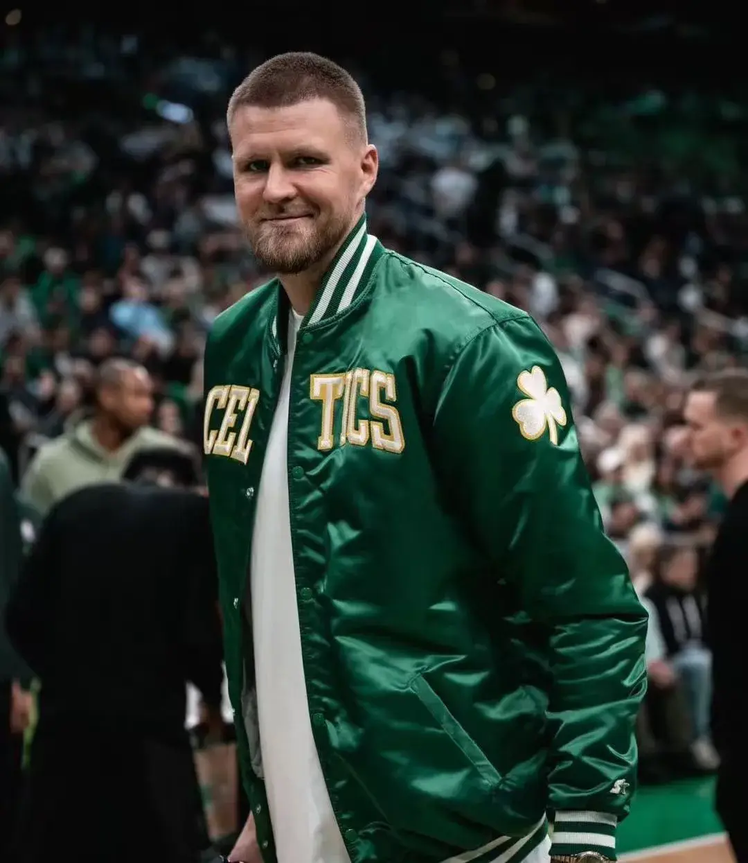 凯尔特人队季后赛出局，主帅宣布引咎辞职，标题就是以及.